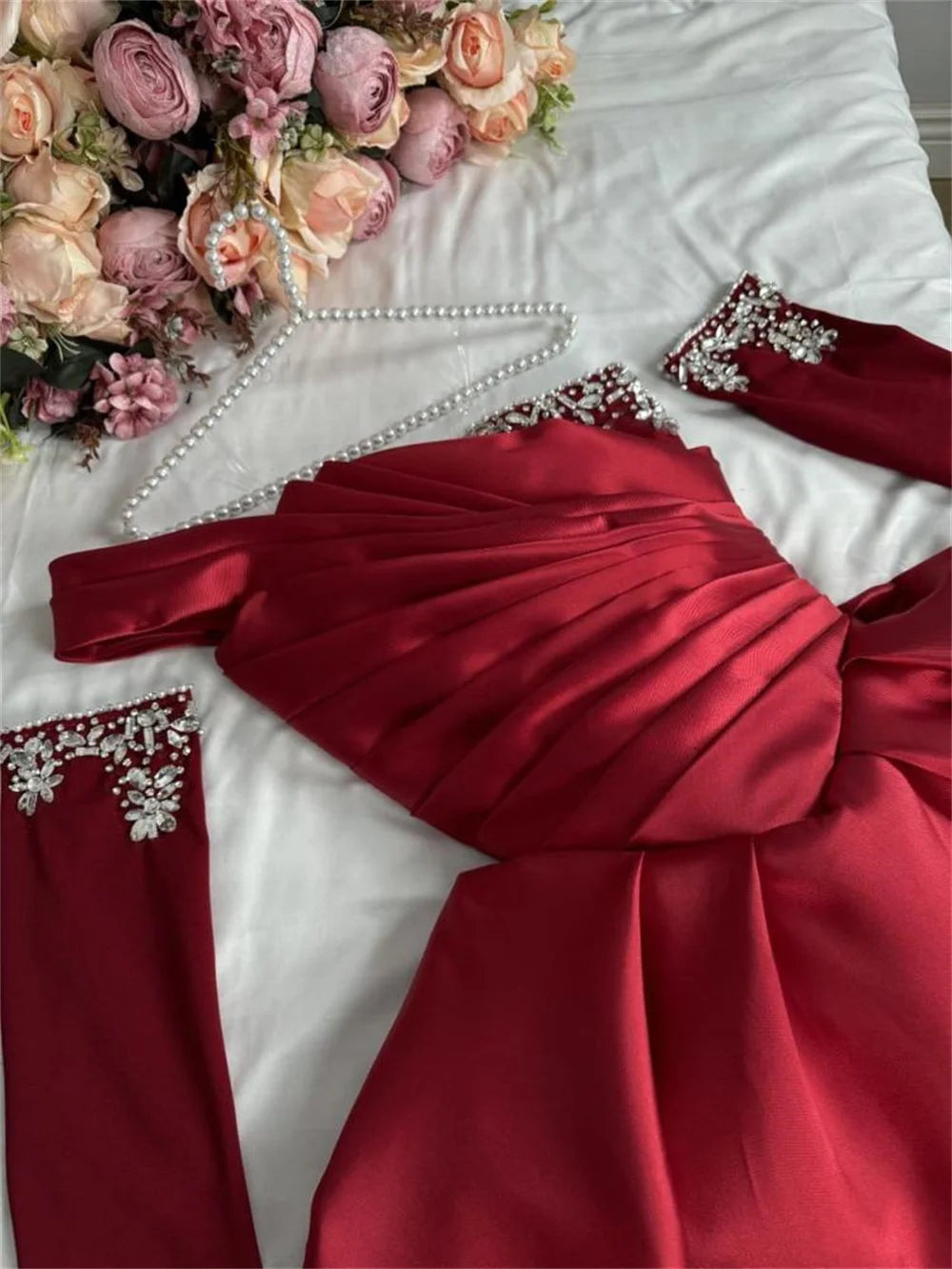 Bella Schwarzer Satin Perlen Abendkleider One Shoulder A-Linie Ballkleider Maßgeschneiderte Lange Ärmel Bodenlanges Hochzeitskleid