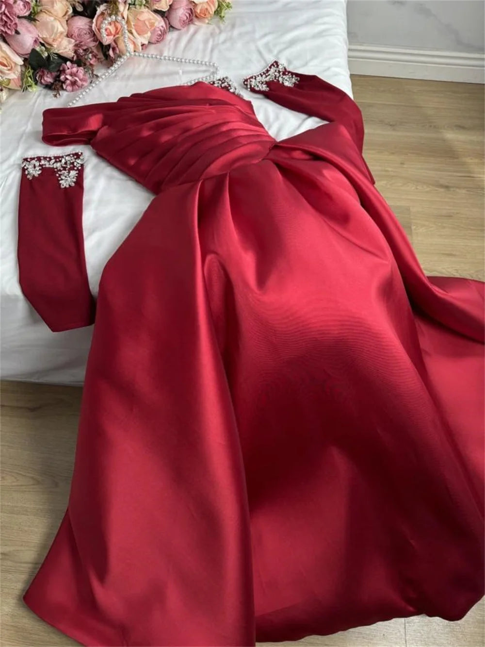 Bella Schwarzer Satin Perlen Abendkleider One Shoulder A-Linie Ballkleider Maßgeschneiderte Lange Ärmel Bodenlanges Hochzeitskleid