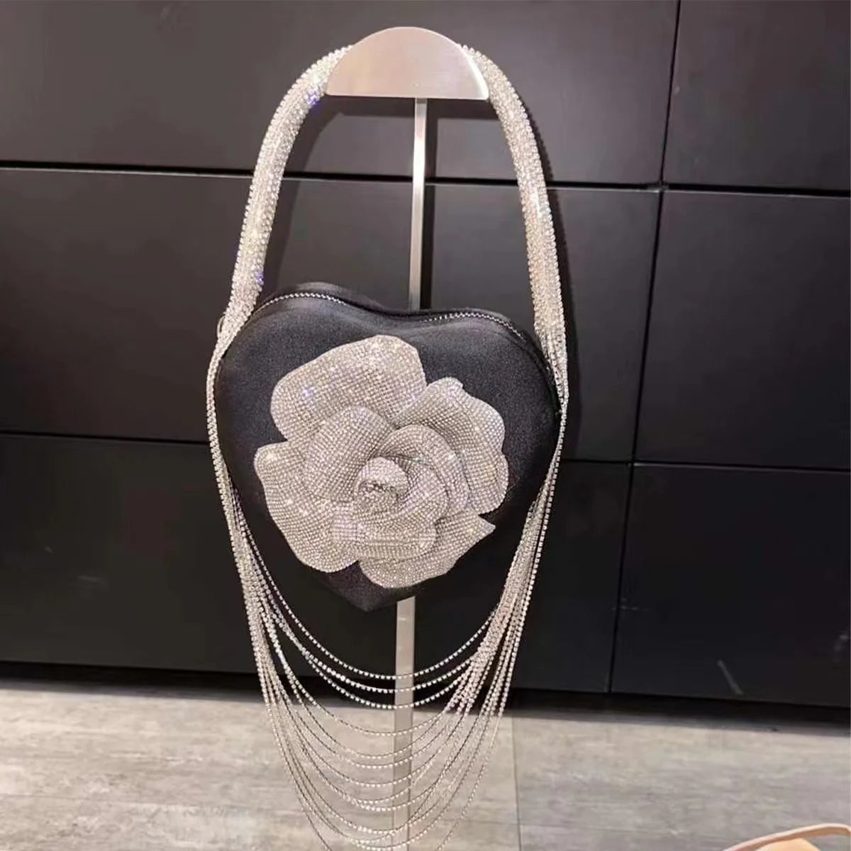 Luxuriöse Glitzer-Blumen-Strass-Diamant-Quasten-Abendtasche Herzförmige Damenhandtasche Hochzeit Party Clutch Umhängetasche