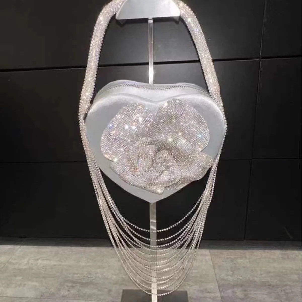 Luxuriöse Glitzer-Blumen-Strass-Diamant-Quasten-Abendtasche Herzförmige Damenhandtasche Hochzeit Party Clutch Umhängetasche