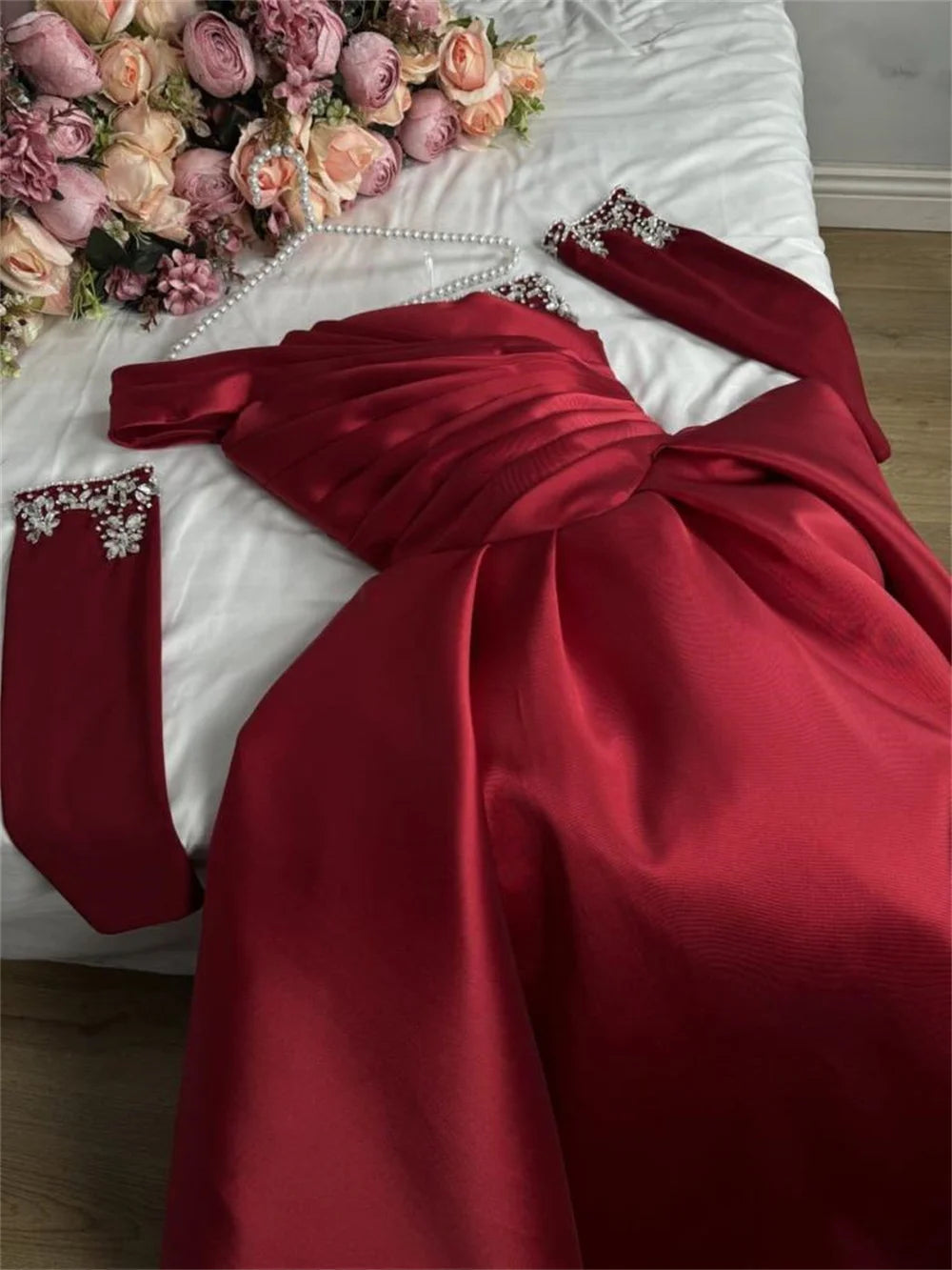 Bella Schwarzer Satin Perlen Abendkleider One Shoulder A-Linie Ballkleider Maßgeschneiderte Lange Ärmel Bodenlanges Hochzeitskleid