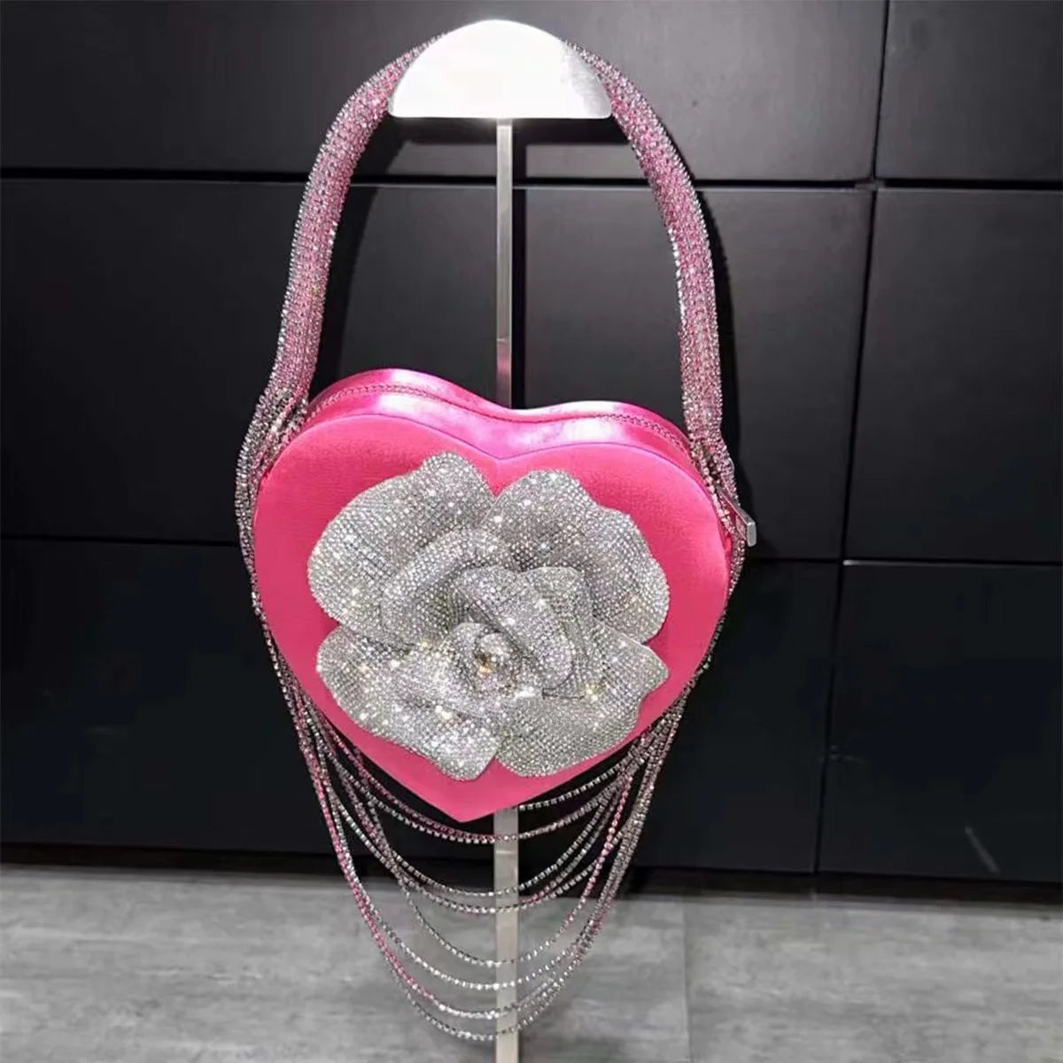 Luxuriöse Glitzer-Blumen-Strass-Diamant-Quasten-Abendtasche Herzförmige Damenhandtasche Hochzeit Party Clutch Umhängetasche