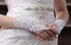 Neue weiße Hochzeitskleider Brautpartykleid mit Seitenschlitz Schleppe Großhandel Perlen Tüll Brautroben MW744