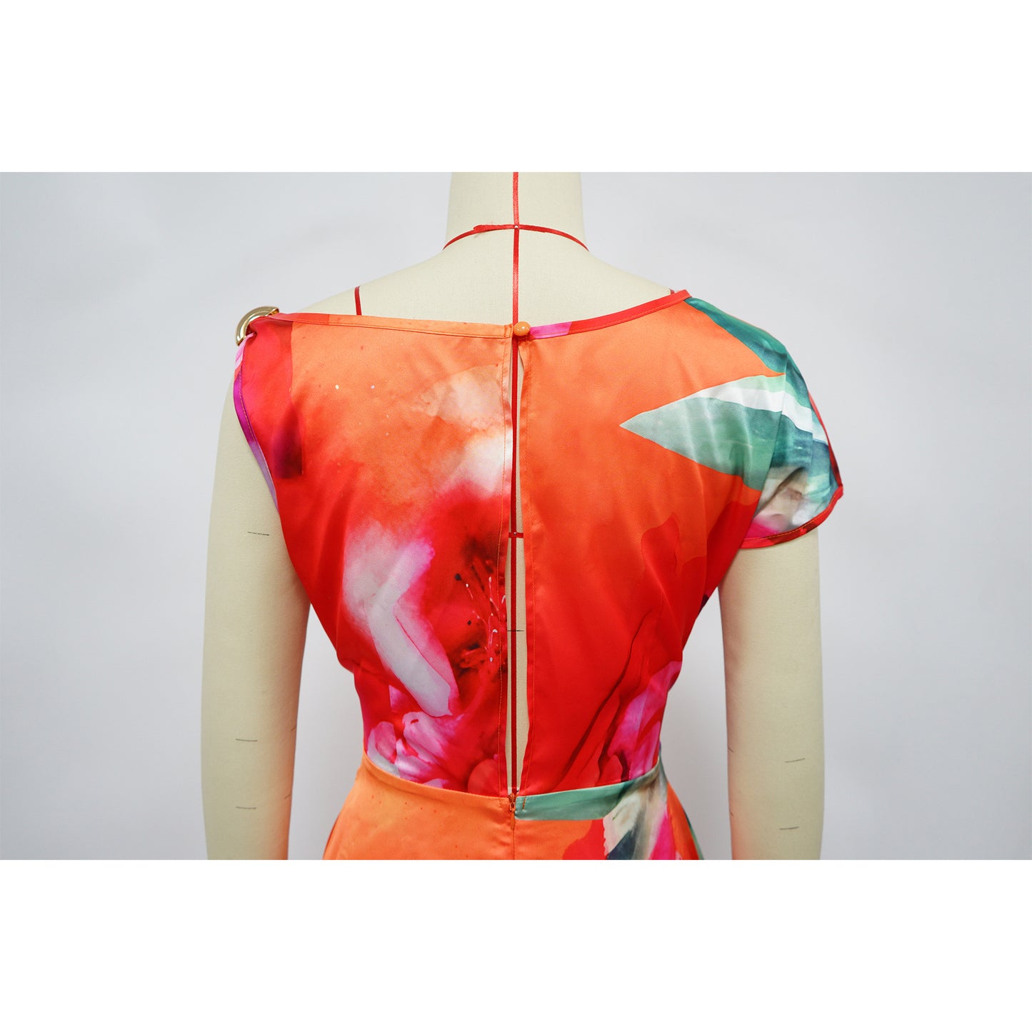 CM.YAYA Damen Batik-Print Strand Ärmellos V-Ausschnitt Schärpen Sexy Party Club Playsuits Jumpsuit 2025 Sommer Einteiler Rompers