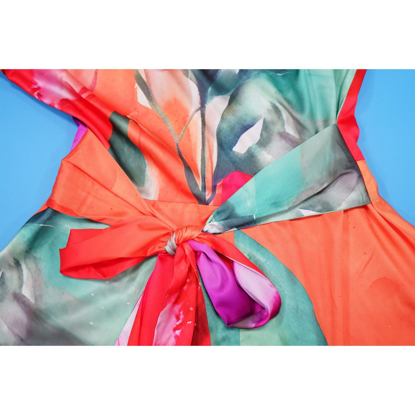 CM.YAYA Damen Batik-Print Strand Ärmellos V-Ausschnitt Schärpen Sexy Party Club Playsuits Jumpsuit 2025 Sommer Einteiler Rompers