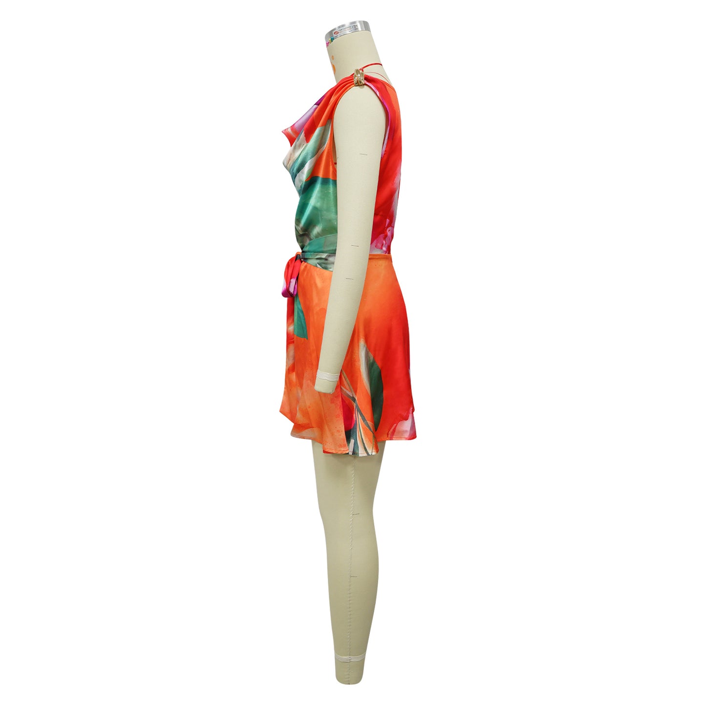 CM.YAYA Damen Batik-Print Strand Ärmellos V-Ausschnitt Schärpen Sexy Party Club Playsuits Jumpsuit 2025 Sommer Einteiler Rompers