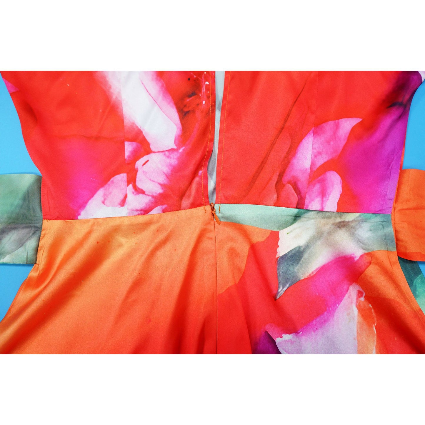 CM.YAYA Damen Batik-Print Strand Ärmellos V-Ausschnitt Schärpen Sexy Party Club Playsuits Jumpsuit 2025 Sommer Einteiler Rompers