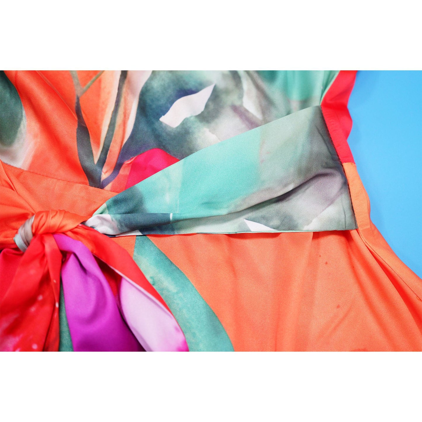 CM.YAYA Damen Batik-Print Strand Ärmellos V-Ausschnitt Schärpen Sexy Party Club Playsuits Jumpsuit 2025 Sommer Einteiler Rompers