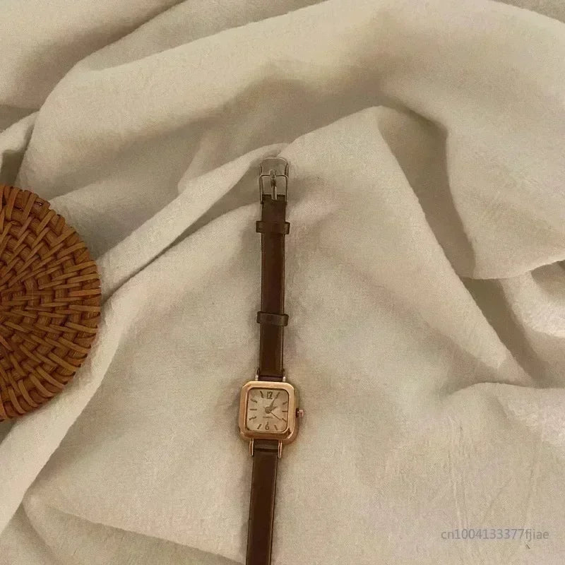 Heißer Verkauf Damenuhr Kleines Quadratisches Zifferblatt Dünnes Lederarmband Damenuhr Elegante Quarz-Damenuhren Lässige Uhr Damen