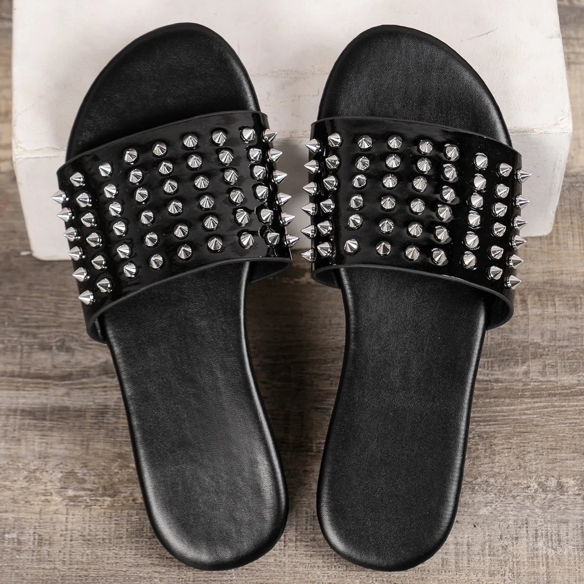 2024 Women Summer New Flat Bottom Rivet Outdoor Beach Large Size Slippers for Leisure, Anti slip Durable Home Sandals