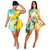 CM.YAYA Damen Batik-Print Strand Ärmellos V-Ausschnitt Schärpen Sexy Party Club Playsuits Jumpsuit 2025 Sommer Einteiler Rompers