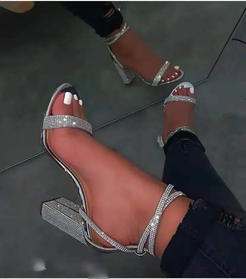 Glänzende goldene Strasssteine Chunky Heels Sandalen Damen Sexy Kreuz Knöchelriemen Silber High Heels Sommer Party Kleiderschuhe Damen Pumps