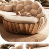 Französisches, leicht luxuriöses, halbkreisförmiges, geschwungenes Villa Wohnzimmer, kreatives Sofa, cremefarben, speziell geformt, Massivholz