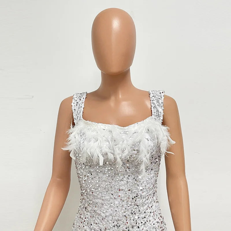 Frühlings- und Sommer-Damenkleidung MINI Kurzes einfarbiges neues Wind-Pailletten-Neckholder-Strandkleid One-Shoulder-Federn Spice G