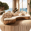 Französisches, leicht luxuriöses, halbkreisförmiges, geschwungenes Villa Wohnzimmer, kreatives Sofa, cremefarben, speziell geformt, Massivholz