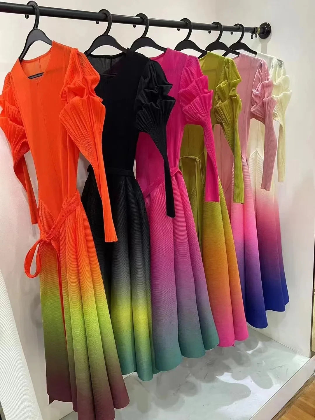 Miyake Plissiertes Maxikleid mit Farbverlauf, Rundhals, langen Ärmeln, locker sitzend, stark dehnbar, Laternenkleider für Damen, Sommer 2024, Neu