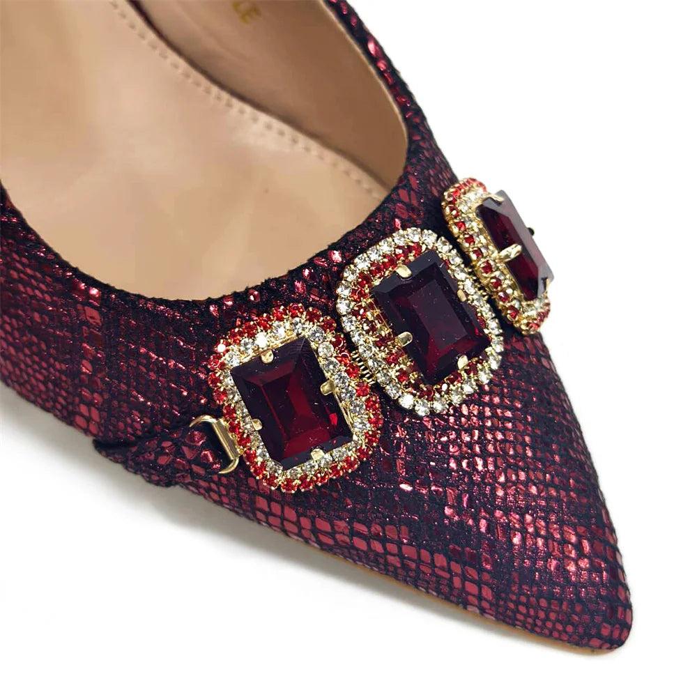 2024 Strass Spitz Zehen High Heels Schuhe und Taschen Set für Damen Hochzeit und Party Elegante Luxusmode in Weinrot
