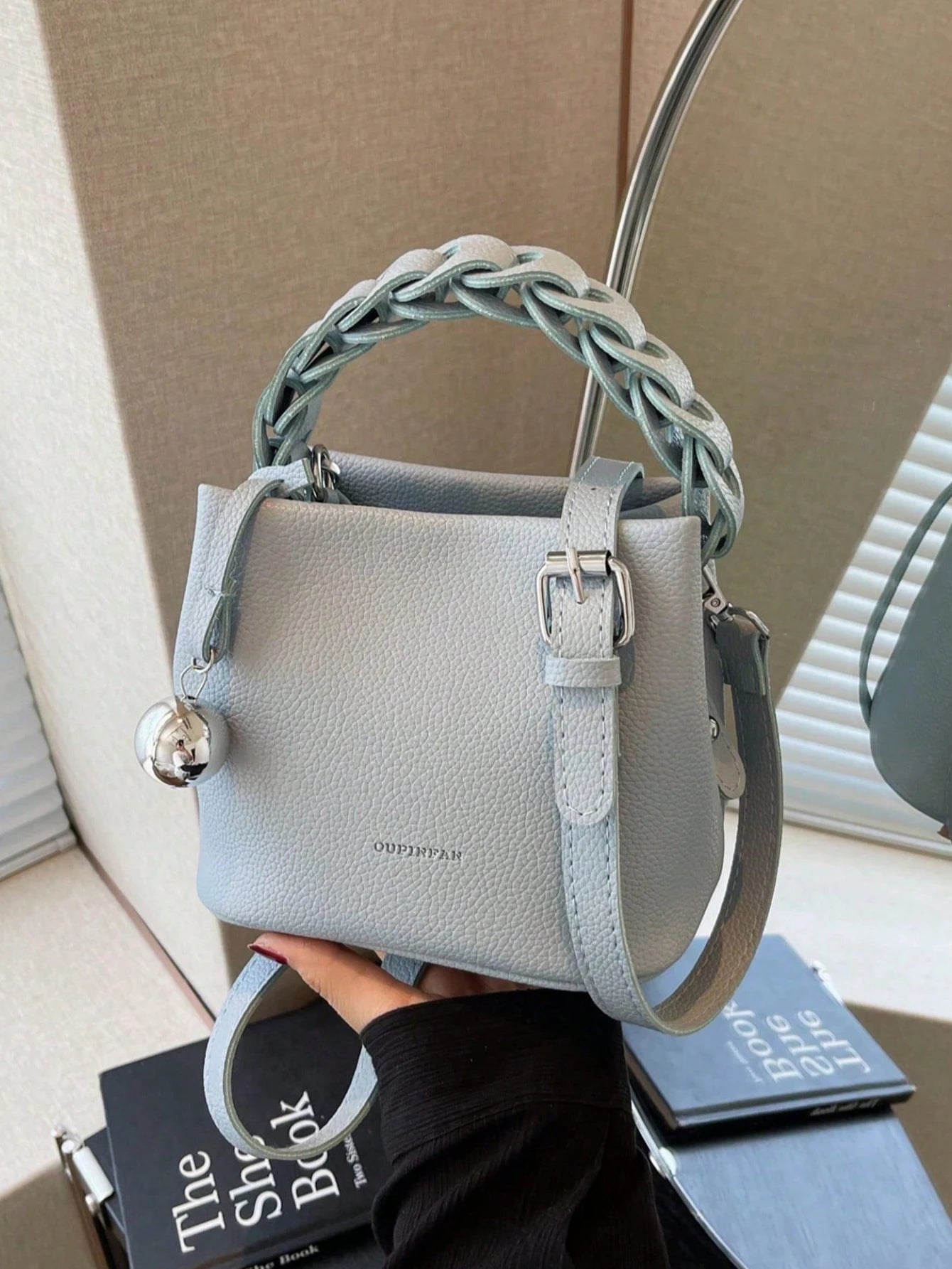 Fashion Joker PU-Gewebe wasserdicht, Buchstabendesign, Metallanhänger-Dekoration tragbare quadratische Tasche, Vorbereitung von p
