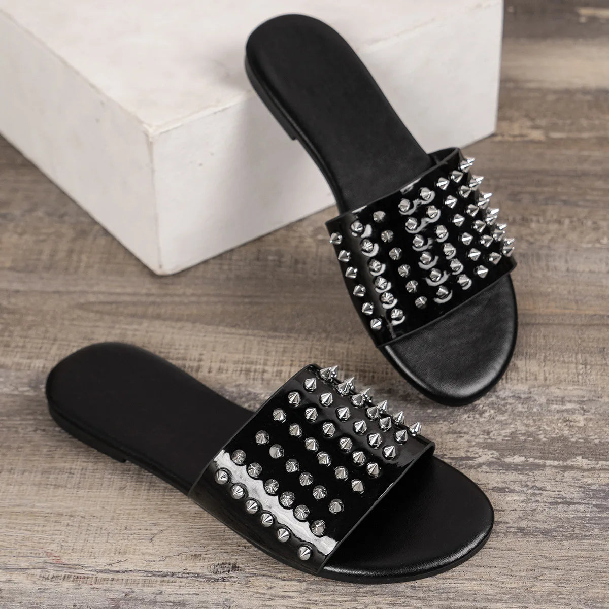 2024 Women Summer New Flat Bottom Rivet Outdoor Beach Large Size Slippers for Leisure, Anti slip Durable Home Sandals