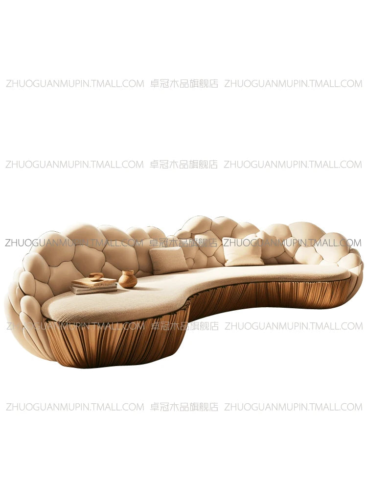 Französisches, leicht luxuriöses, halbkreisförmiges, geschwungenes Villa Wohnzimmer, kreatives Sofa, cremefarben, speziell geformt, Massivholz