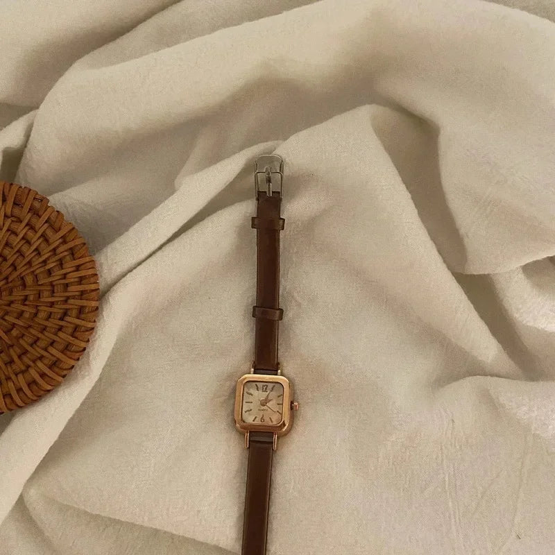 Heißer Verkauf Damenuhr Kleines Quadratisches Zifferblatt Dünnes Lederarmband Damenuhr Elegante Quarz-Damenuhren Lässige Uhr Damen