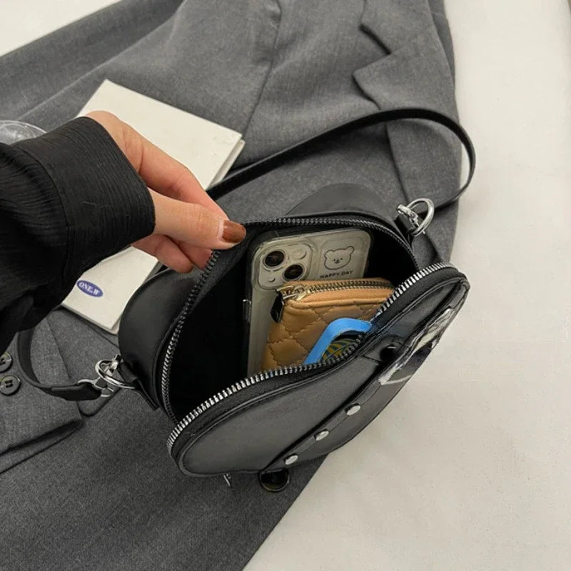 Vintage Y2K Kleine Kettennieten-Umhängetasche Herzförmige Geldbörse Handtasche Rotes PU-Leder Gothic Tote Bag Mode Frauen Umhängetasche