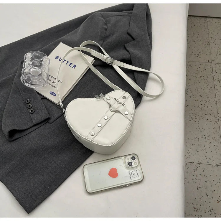Vintage Y2K Kleine Kettennieten-Umhängetasche Herzförmige Geldbörse Handtasche Rotes PU-Leder Gothic Tote Bag Mode Frauen Umhängetasche