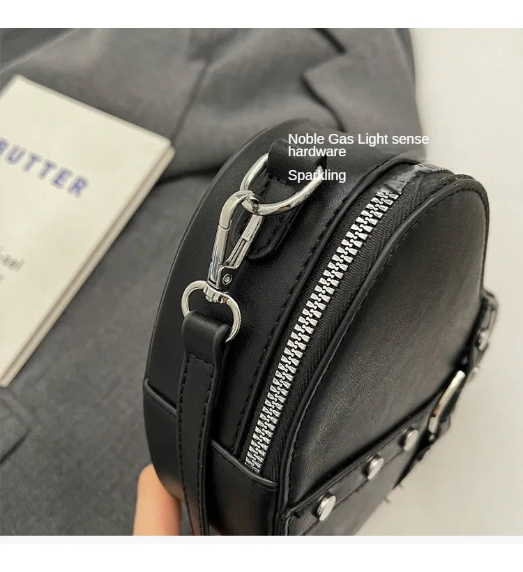 Vintage Y2K Kleine Kettennieten-Umhängetasche Herzförmige Geldbörse Handtasche Rotes PU-Leder Gothic Tote Bag Mode Frauen Umhängetasche