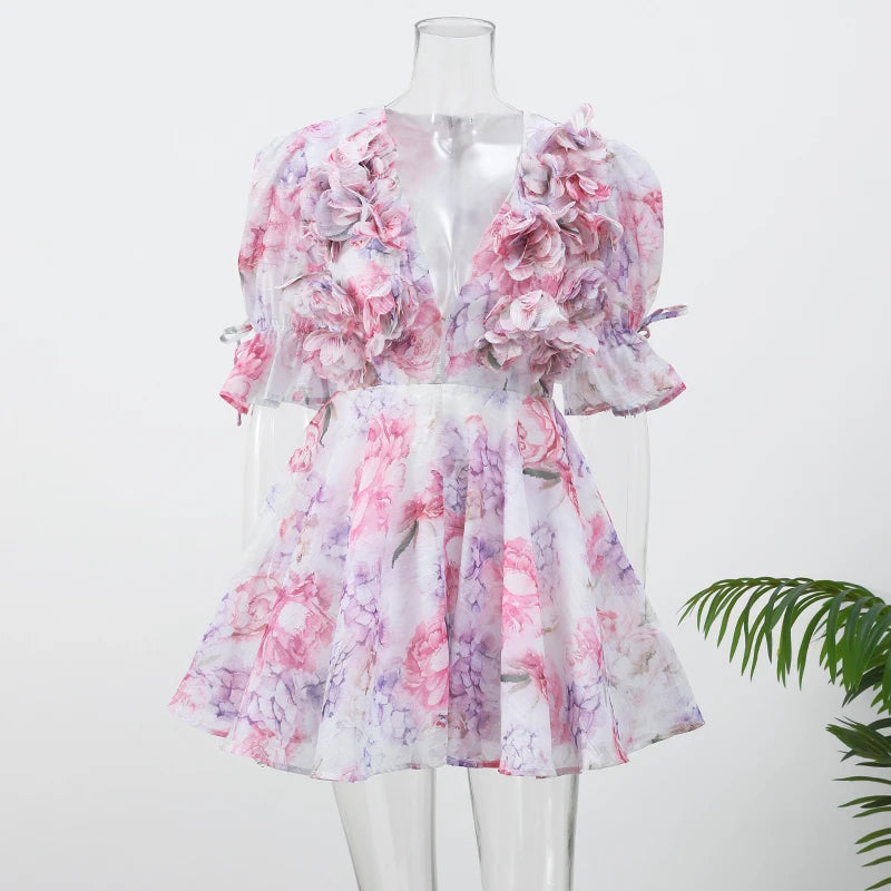 Damen Batik 3D Blumen Tief V-Ausschnitt ausgestellte Ärmel Minikleider Mode Slim Bedruckt Mehrfachfalten Vestidos Neue Damen Urlaubskleidung