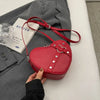 Vintage Y2K Kleine Kettennieten-Umhängetasche Herzförmige Geldbörse Handtasche Rotes PU-Leder Gothic Tote Bag Mode Frauen Umhängetasche