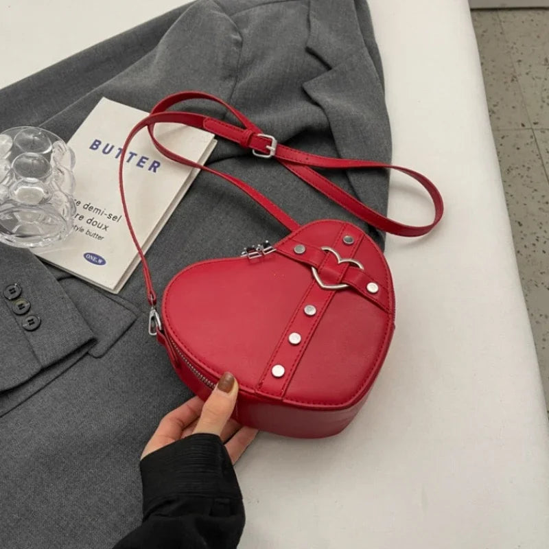 Vintage Y2K Kleine Kettennieten-Umhängetasche Herzförmige Geldbörse Handtasche Rotes PU-Leder Gothic Tote Bag Mode Frauen Umhängetasche