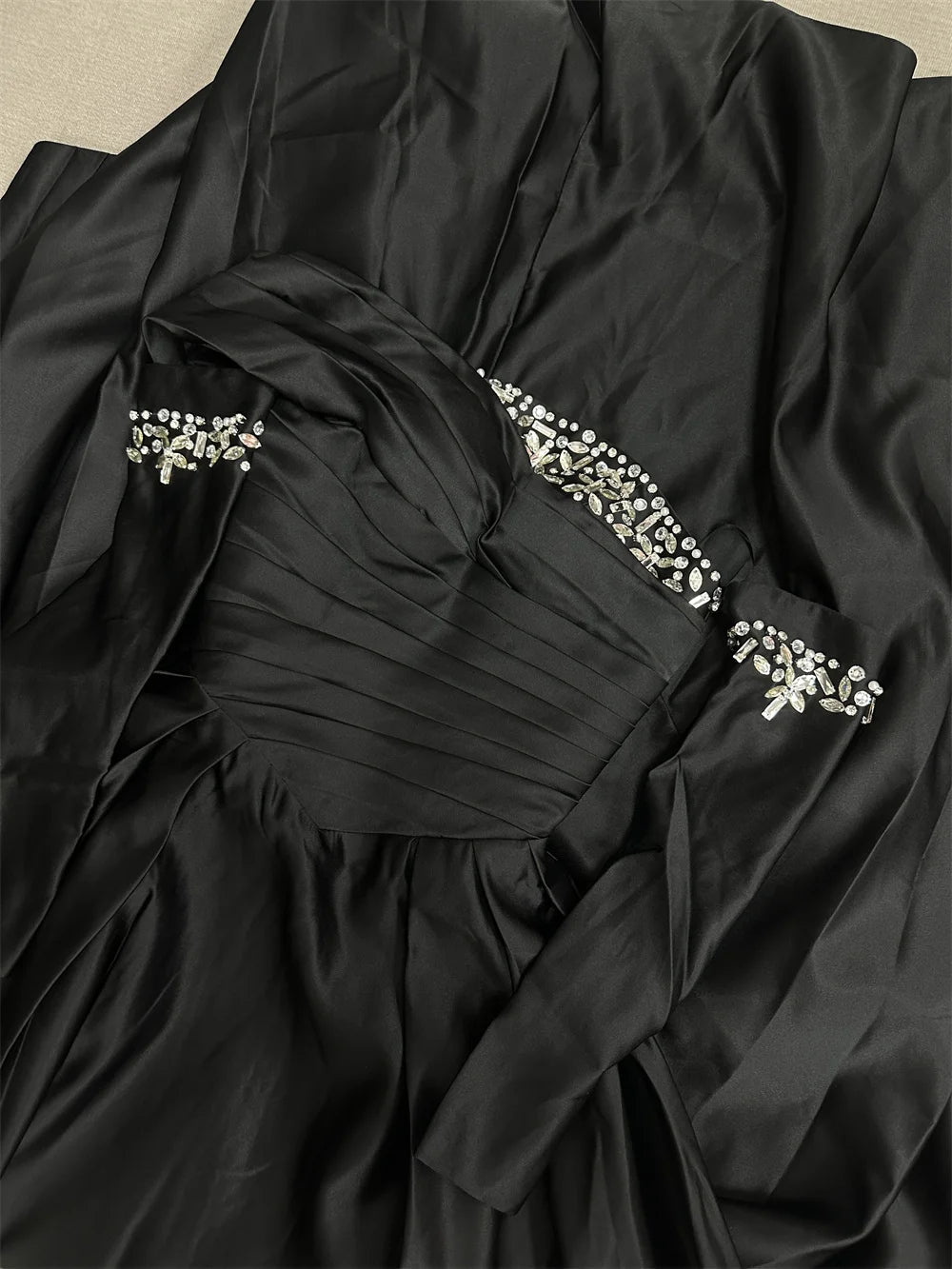 Bella Schwarzer Satin Perlen Abendkleider One Shoulder A-Linie Ballkleider Maßgeschneiderte Lange Ärmel Bodenlanges Hochzeitskleid