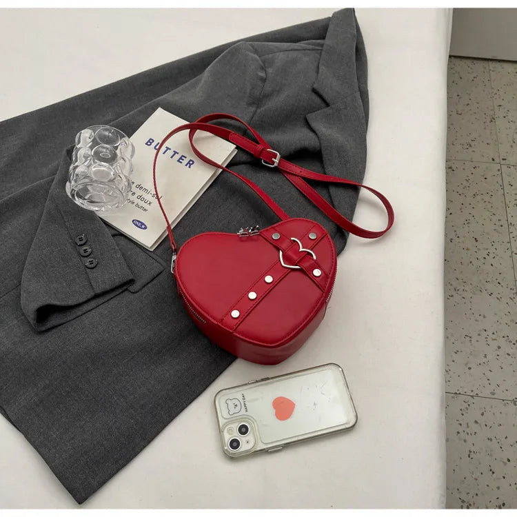 Vintage Y2K Kleine Kettennieten-Umhängetasche Herzförmige Geldbörse Handtasche Rotes PU-Leder Gothic Tote Bag Mode Frauen Umhängetasche