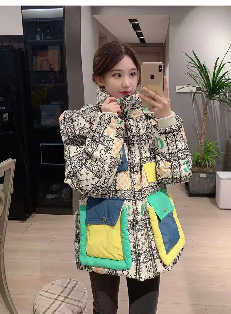 2023 Europäische Station Winter Neue Daunenjacke Damen Warm Mode Kurze Farb-Patchwork Graffiti dicke Weiße Entendaunenjacke