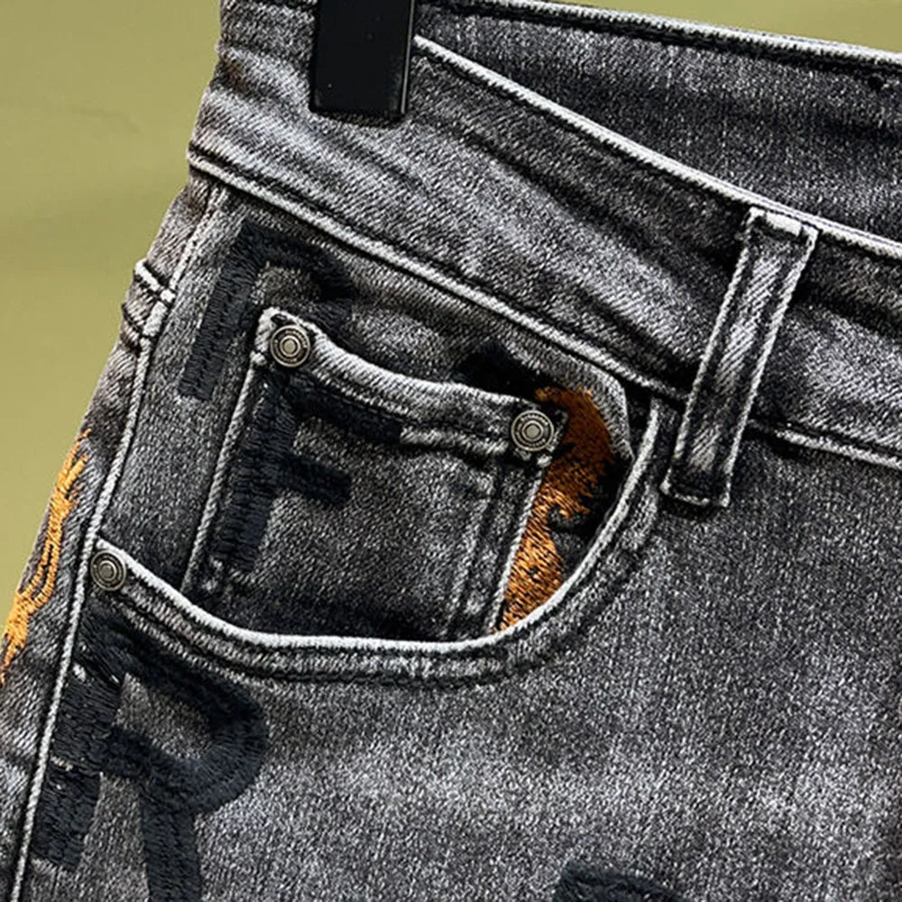 Herren Jeans Bestickte Beinschlankmachende Hose Lässige Streetwear Vielseitige Personalisierte Bleistifthose Herrenbekleidung Frühjahr 2024 Neu