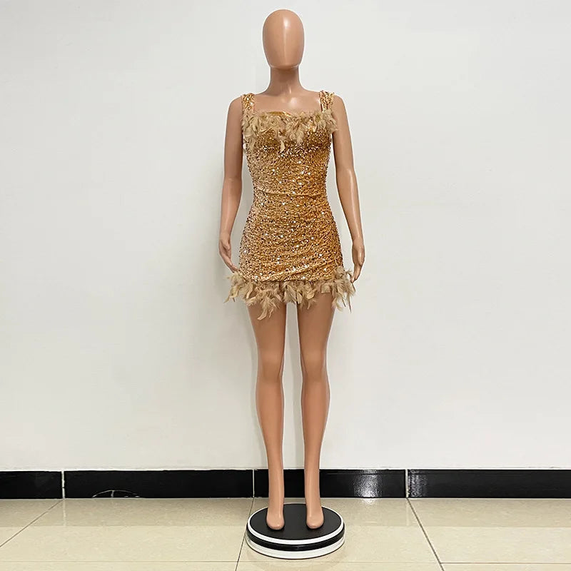 Frühlings- und Sommer-Damenkleidung MINI Kurzes einfarbiges neues Wind-Pailletten-Neckholder-Strandkleid One-Shoulder-Federn Spice G