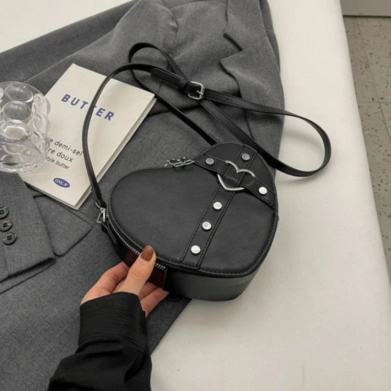 Vintage Y2K Kleine Kettennieten-Umhängetasche Herzförmige Geldbörse Handtasche Rotes PU-Leder Gothic Tote Bag Mode Frauen Umhängetasche