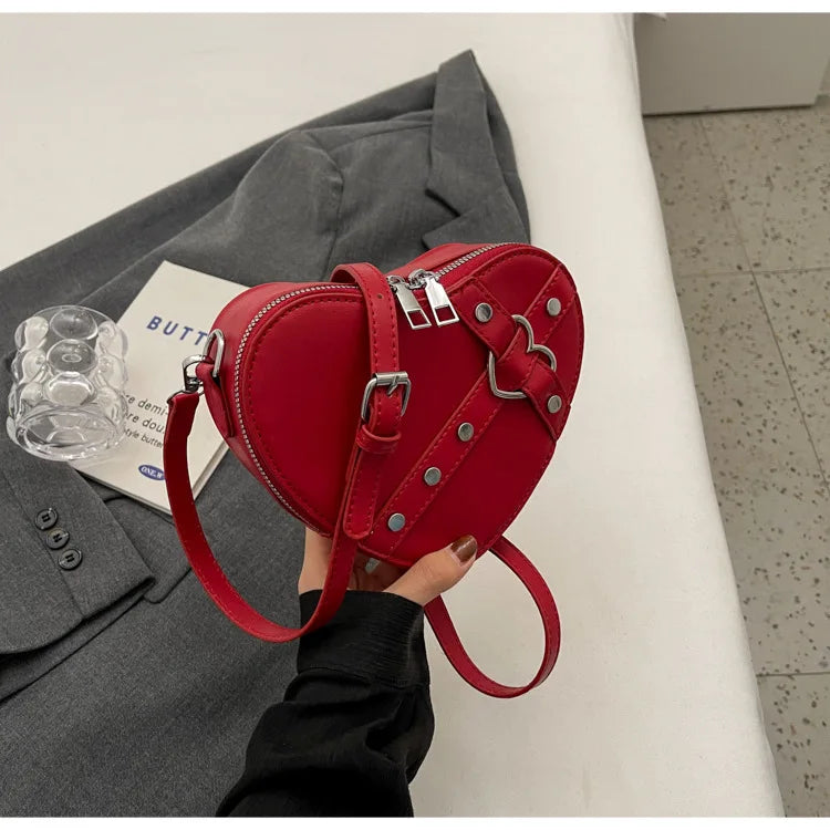 Vintage Y2K Kleine Kettennieten-Umhängetasche Herzförmige Geldbörse Handtasche Rotes PU-Leder Gothic Tote Bag Mode Frauen Umhängetasche