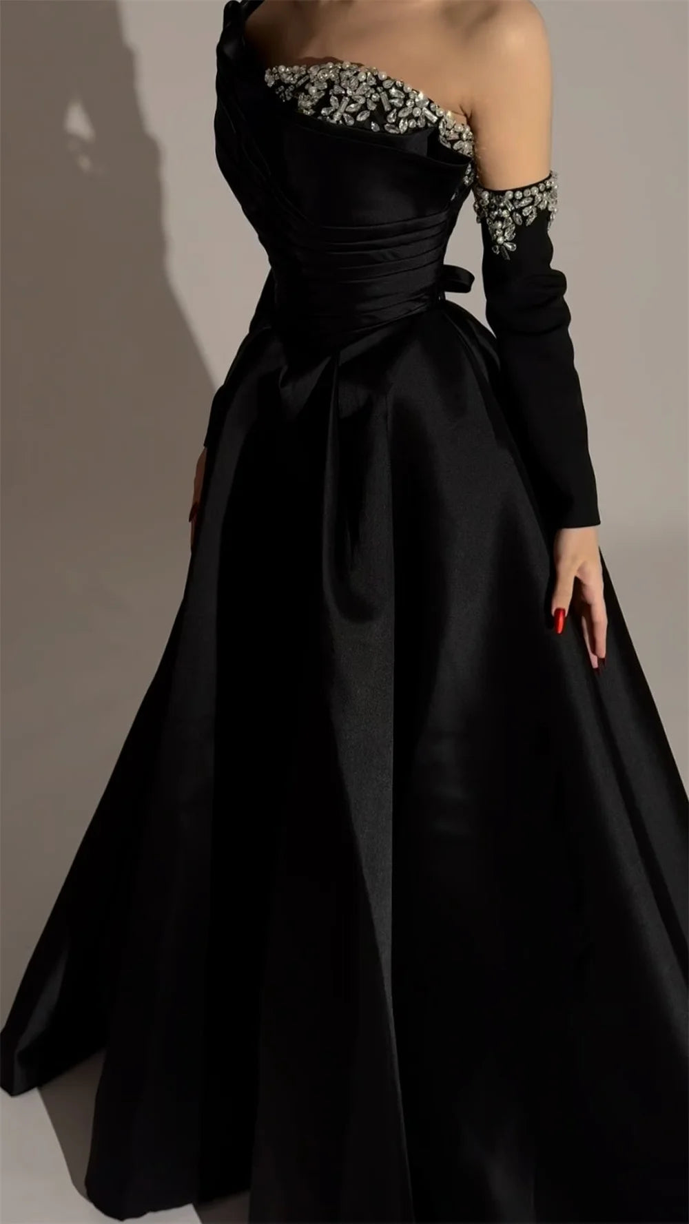 Bella Schwarzer Satin Perlen Abendkleider One Shoulder A-Linie Ballkleider Maßgeschneiderte Lange Ärmel Bodenlanges Hochzeitskleid
