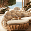 Französisches, leicht luxuriöses, halbkreisförmiges, geschwungenes Villa Wohnzimmer, kreatives Sofa, cremefarben, speziell geformt, Massivholz