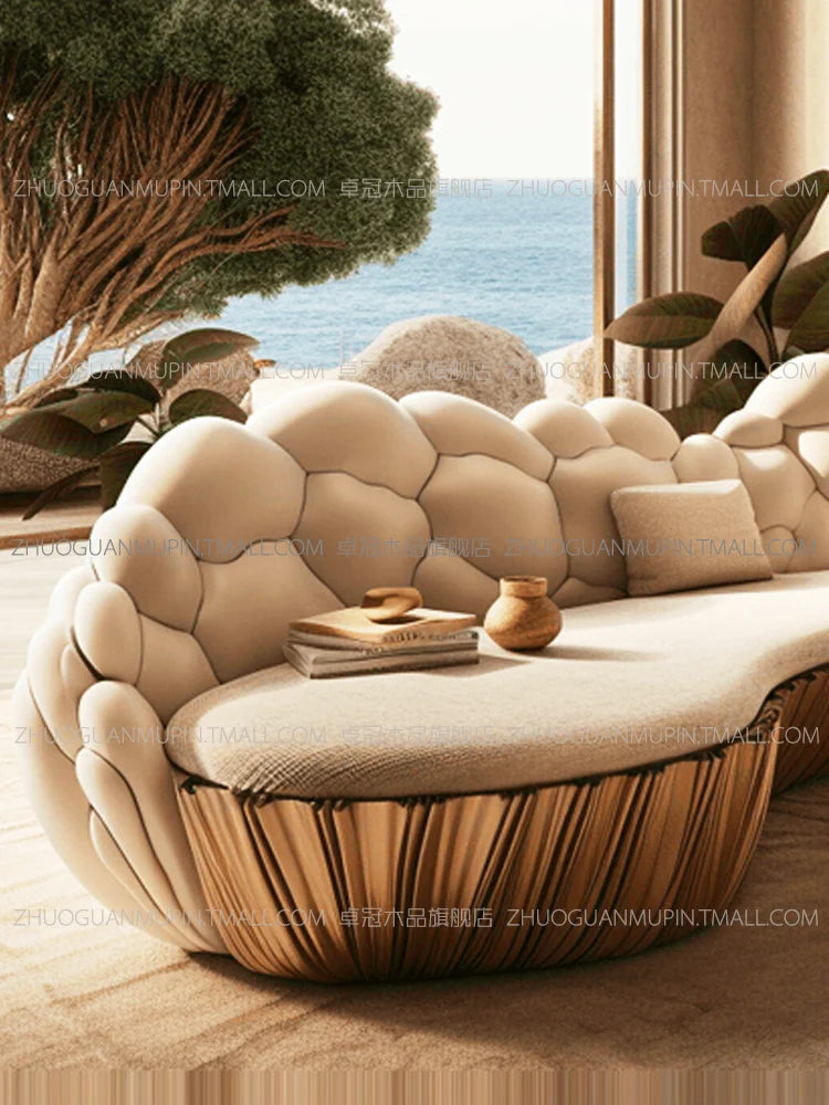 Französisches, leicht luxuriöses, halbkreisförmiges, geschwungenes Villa Wohnzimmer, kreatives Sofa, cremefarben, speziell geformt, Massivholz