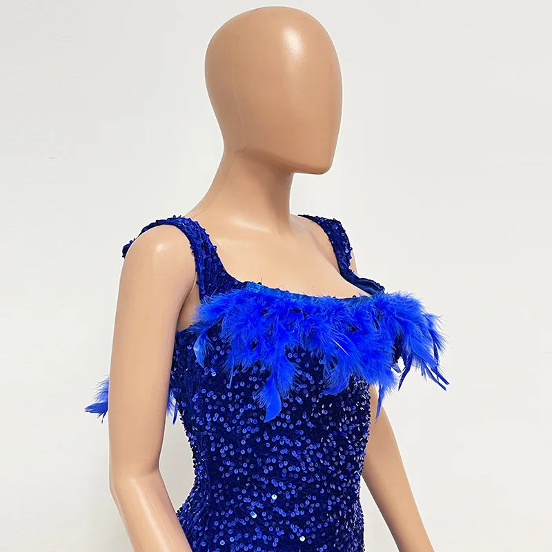 Frühlings- und Sommer-Damenkleidung MINI Kurzes einfarbiges neues Wind-Pailletten-Neckholder-Strandkleid One-Shoulder-Federn Spice G