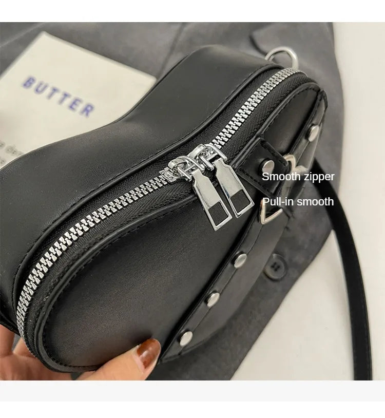 Vintage Y2K Kleine Kettennieten-Umhängetasche Herzförmige Geldbörse Handtasche Rotes PU-Leder Gothic Tote Bag Mode Frauen Umhängetasche