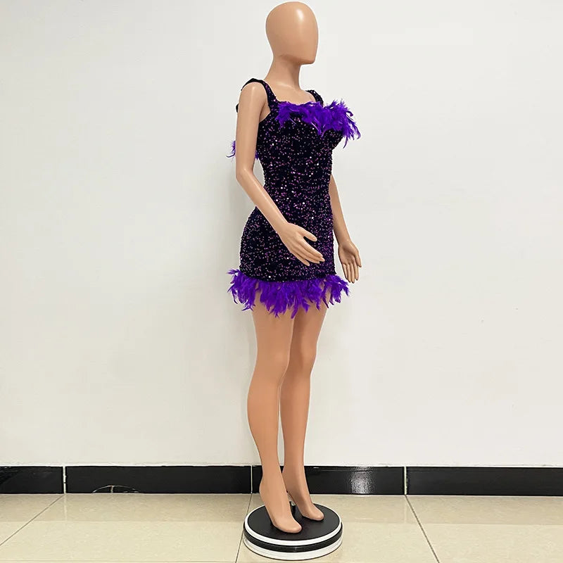 Frühlings- und Sommer-Damenkleidung MINI Kurzes einfarbiges neues Wind-Pailletten-Neckholder-Strandkleid One-Shoulder-Federn Spice G