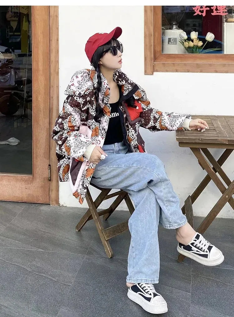 2023 Europäische Station Winter Neue Daunenjacke Damen Warm Mode Kurze Farb-Patchwork Graffiti dicke Weiße Entendaunenjacke