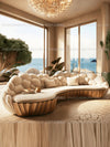 Französisches, leicht luxuriöses, halbkreisförmiges, geschwungenes Villa Wohnzimmer, kreatives Sofa, cremefarben, speziell geformt, Massivholz