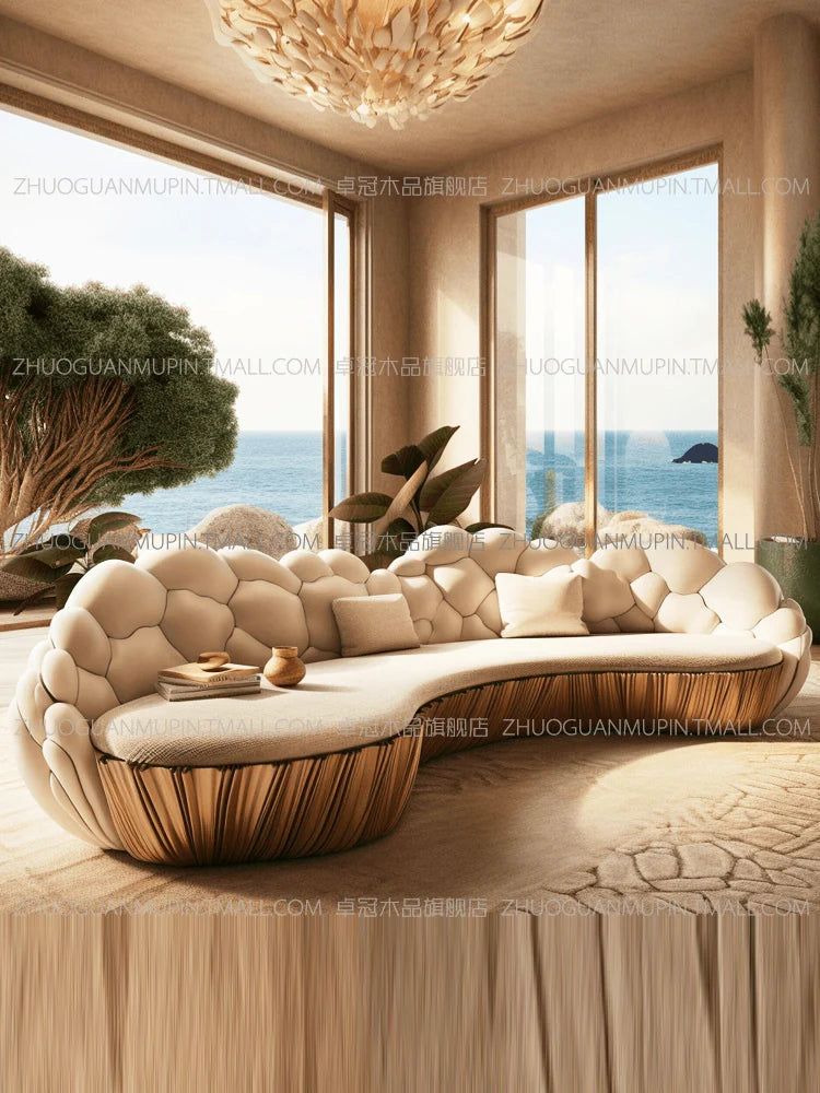 Französisches, leicht luxuriöses, halbkreisförmiges, geschwungenes Villa Wohnzimmer, kreatives Sofa, cremefarben, speziell geformt, Massivholz