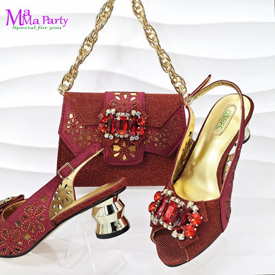 Weinrote Neuheiten 2024 Italienisches Design Schuhe und Taschen Set Mid Heels Bequem mit glitzernden Kristallen für Hochzeiten