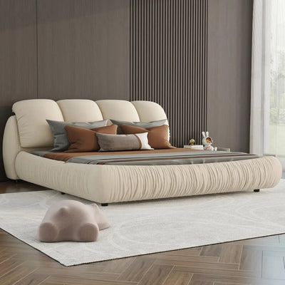 Kingsize Plattformbett mit überpolstertem Kopfteil, Kunstlederbezogenes Massivholzrahmen Cloud-Bett, quietschfrei, Beige