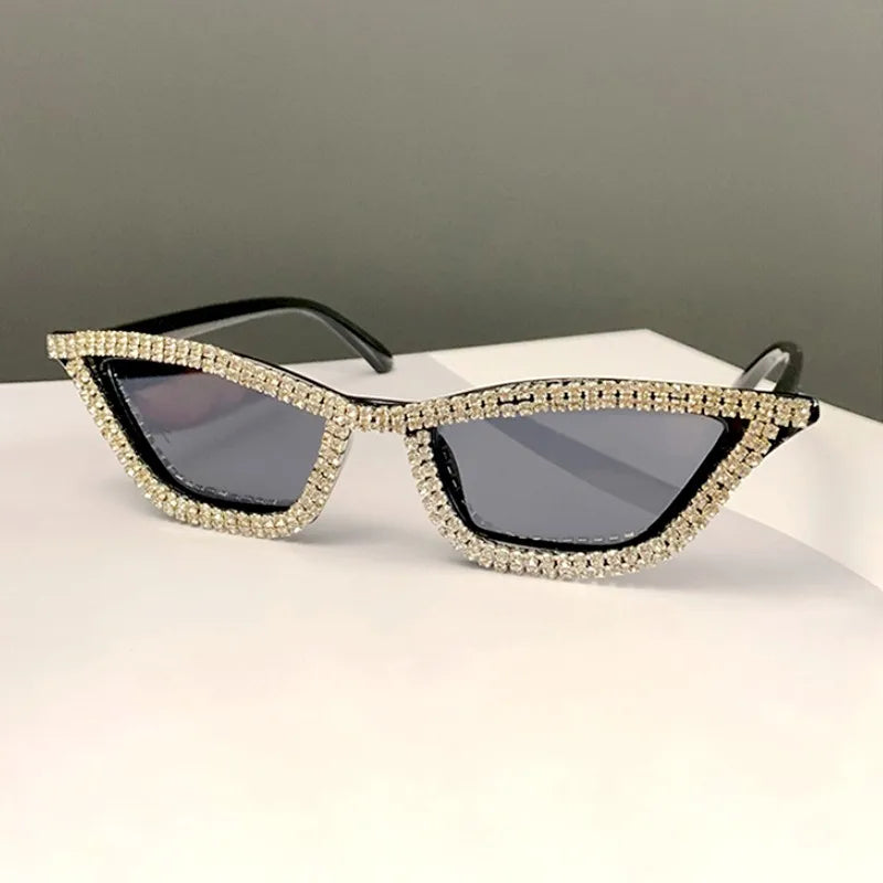 KLASSNUM Luxuriöse Cat-Eye-Sonnenbrille für Damen und Herren, modische Diamant-Dreieck-Marken-Designer-Glitzer-Sonnenbrille UV400 Shades Brille